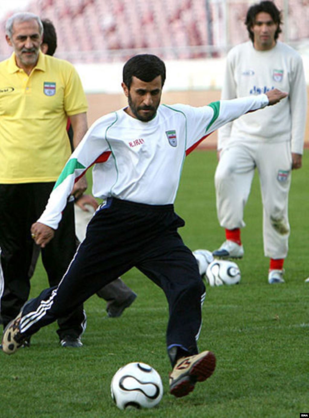 تاریخچه عکس معروف احمدی نژاد در قالب تیم ملی  آخرین خبرها