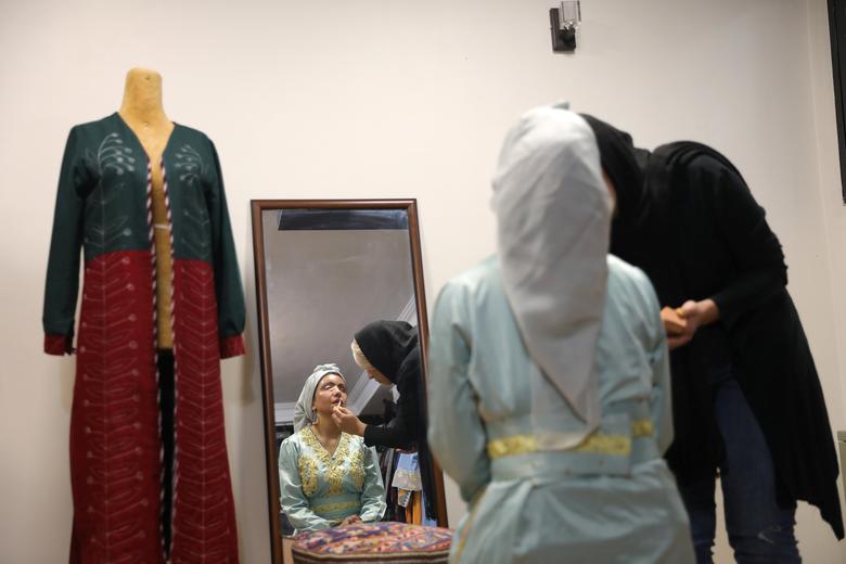 در ایران ، لباس های جدید از اسیدپاشی رنج می برد