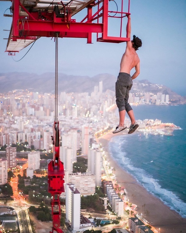 نوجوانی در اسپانیا از جرثقیل 182 متری در حال صعود + فیلم است
