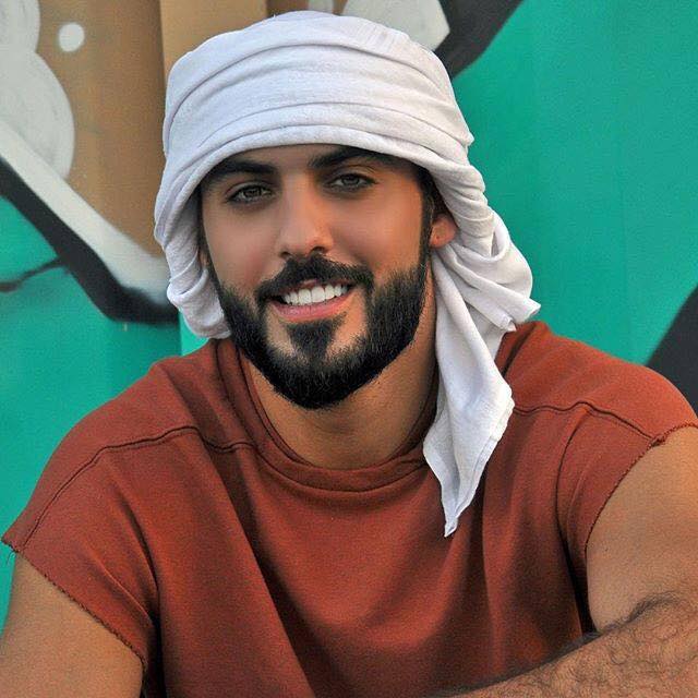 آیا عمر بارکان ال گالا ، شاعر ، بازیگر ، مدل و مشهور در شبکه های اجتماعی ، از جمله مردانی است که برای ماندن در عربستان بیش از حد جذاب و خوش تیپ بودند؟