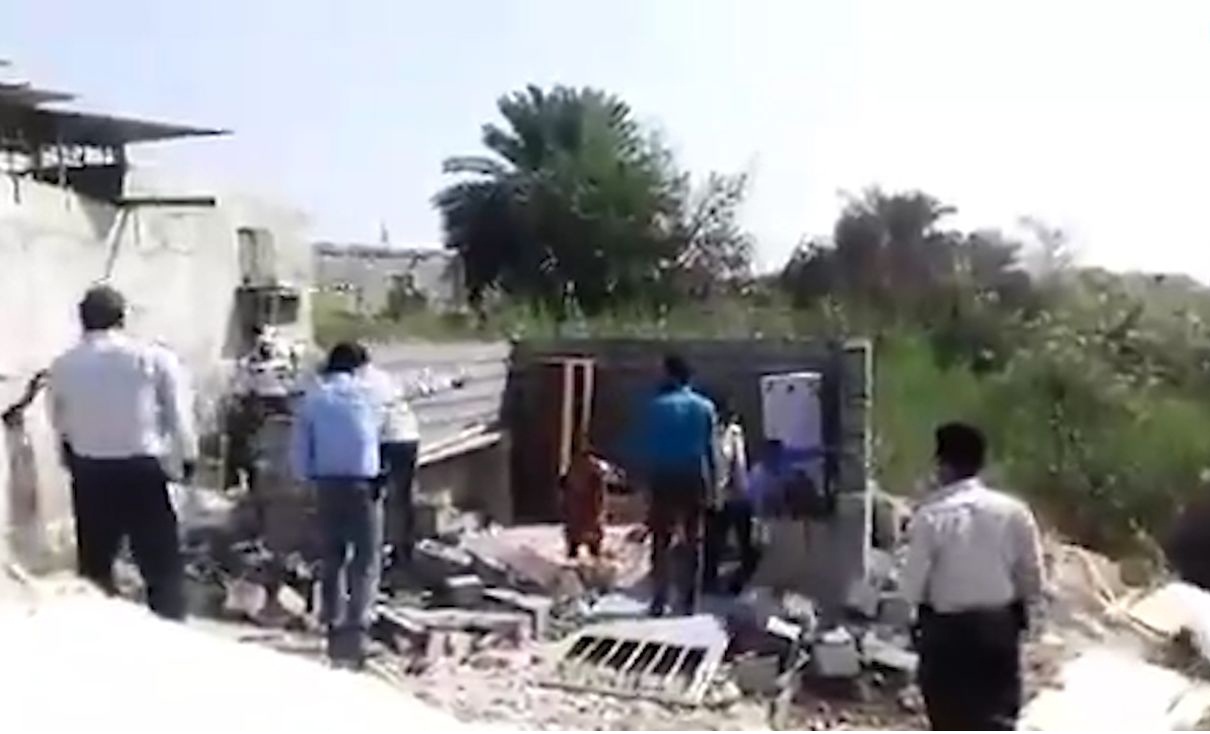 خودسوزی یک زن رئیس خانه در بندرعباس / خدمات شهری و مسکن انبار وی را تخریب می کند / فیلم