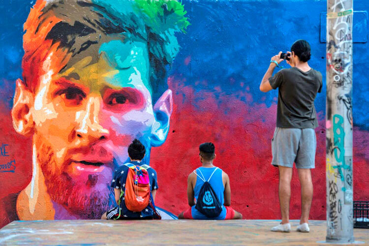 نقاشی ستارگان فوتبال روی دیوار ساختمان ها / از مسی و رونالدو گرفته تا پله و مارادونا