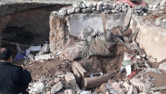 یک مرد فقیر را در ایوانکی زیر آوار یک انبار خانگی دفن کردند  آخرین خبرها