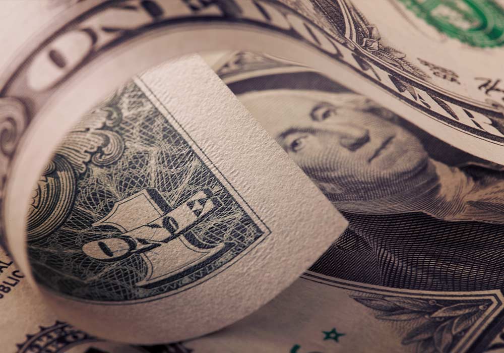 دلار به پایین ترین سطح 2.5 سال رسید  آخرین خبرها