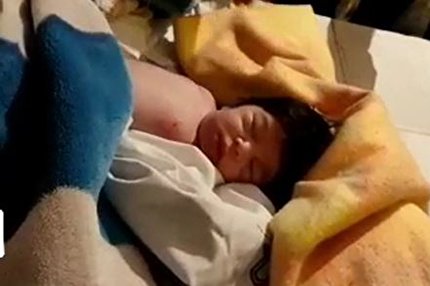 لحظه ای که کودک ایلامی روی صخره ای در حمام زنده می شود!  |  اخبار فوری
