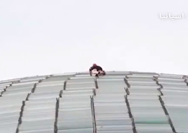 جوان 20 ساله بدون طناب به طبقه 33 برج در بارسلونا صعود کرد / فیلم |